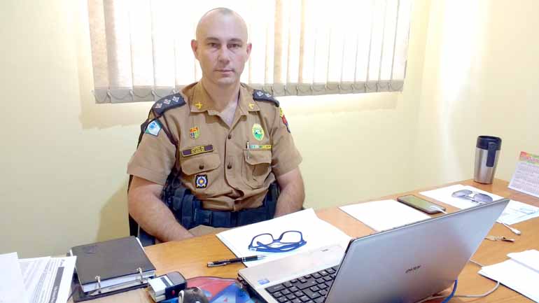 Luiz Guilherme Bannwart/Divulgação - O comandante da 4a Companhia de Polícia Militar, capitão Robson Falk, reconhece o apoio da população no combate da violência Luiz Guilherme Bannwart/Divulgação - O comandante da 4a Companhia de Polícia Militar, capitão Robson Falk, reconhece o apoio da população no combate da violência