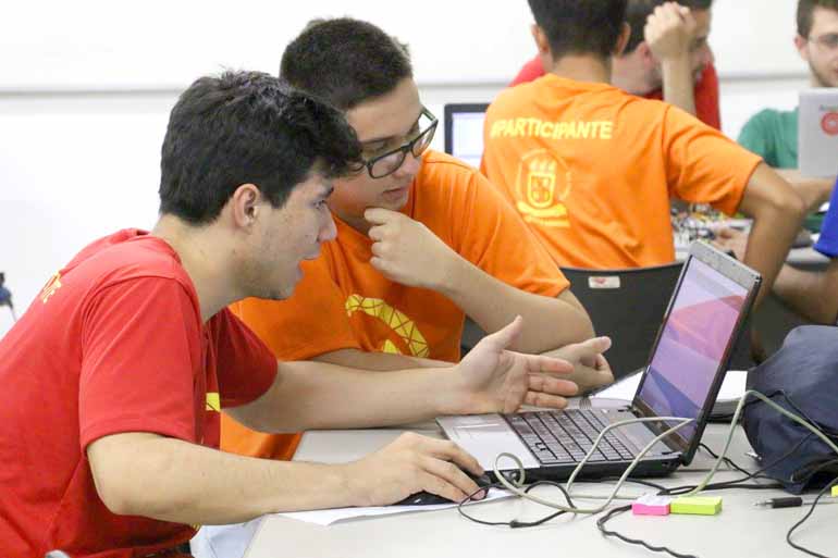 As equipes trabalharam durante 24 horas ininterruptas e foram acompanhadas por professores e profissionais que atuaram como mentores As equipes trabalharam durante 24 horas ininterruptas e foram acompanhadas por professores e profissionais que atuaram como mentores