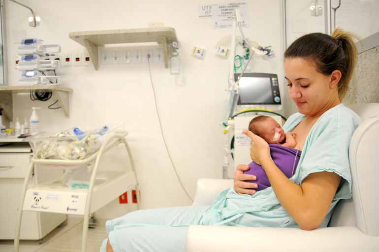 Tainara Zamparoli utiliza a técnica de mãe-canguru para ficar com Enzo: 