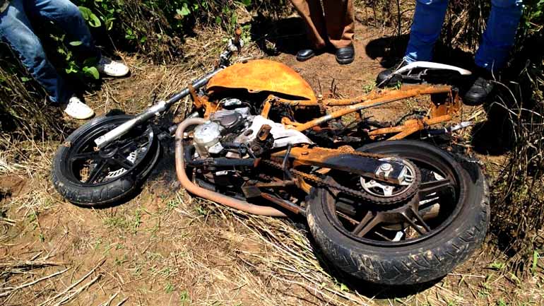 A motocicleta supostamente usada no duplo homicídio foi encontrada incendiada em uma plantação de soja A motocicleta supostamente usada no duplo homicídio foi encontrada incendiada em uma plantação de soja