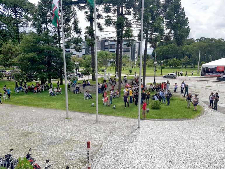 Mariana Franco Ramos - Barrados pelos seguranças, professores se concentraram do lado de fora da AL e impediram também a entrada de trabalhadores da Assembleia Mariana Franco Ramos - Barrados pelos seguranças, professores se concentraram do lado de fora da AL e impediram também a entrada de trabalhadores da Assembleia