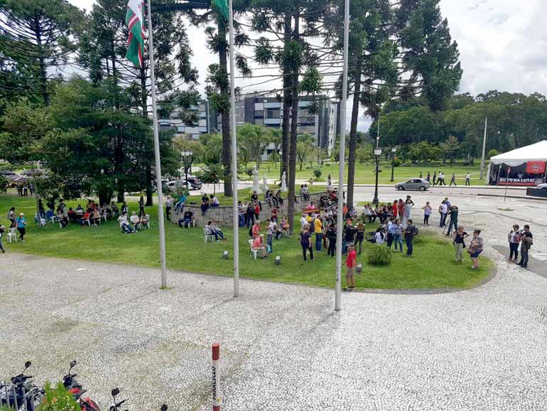 Mariana Franco Ramos - Barrados pelos seguranças, professores se concentraram do lado de fora da AL e impediram também a entrada de trabalhadores da Assembleia