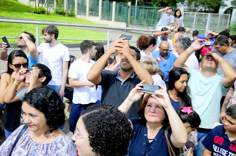 Marcos Zanutto - Dezenas de pessoas foram ao Planetário de Londrina no domingo para ver o eclipse: fenômeno que pode ser visto parcialmente pela manhã, perdeu visibilidade no seu auge, a partir das 11 horas