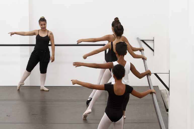 Fotos: Roberto Custódio - Nova sede da Fundação Cultura Artística de Londrina (Funcart) na zona Norte, surge para atender uma demanda de crianças e adolescentes que sonham em chegar longe, ou especificamente, ao Ballet Bolshoi Fotos: Roberto Custódio - Nova sede da Fundação Cultura Artística de Londrina (Funcart) na zona Norte, surge para atender uma demanda de crianças e adolescentes que sonham em chegar longe, ou especificamente, ao Ballet Bolshoi