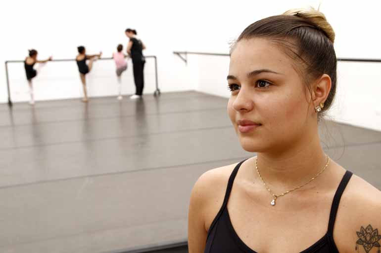 A professora Thayná Rodrigues, formada pela Funcart há cinco anos, diz que não adianta ter só físico e técnica, a vontade é fundamental A professora Thayná Rodrigues, formada pela Funcart há cinco anos, diz que não adianta ter só físico e técnica, a vontade é fundamental