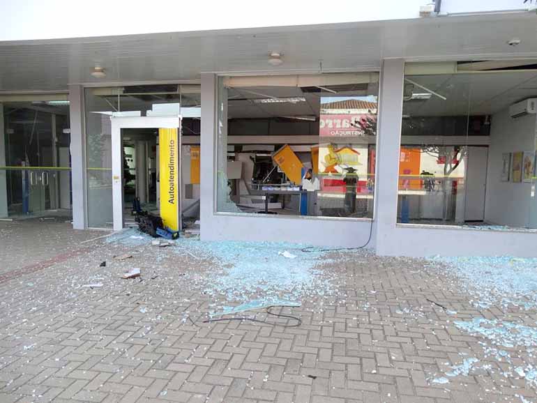 Arquivo FOLHA - Destruição causada por bombas chegam a deixar agências fechadas aos clientes por meses, como em Sengés no final de 2014 Arquivo FOLHA - Destruição causada por bombas chegam a deixar agências fechadas aos clientes por meses, como em Sengés no final de 2014