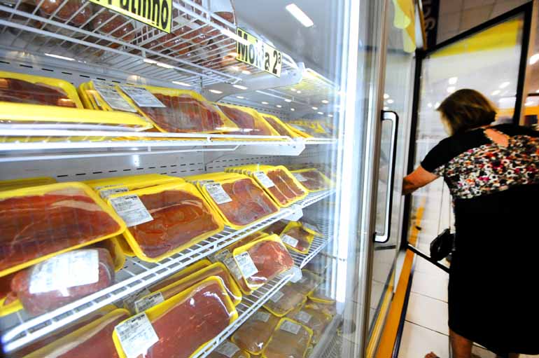 Fotos: Gina Mardones - Com redução de 8,1% no preço, a carne deve registrar mais quedas nos próximos meses, em função da boa safra de soja