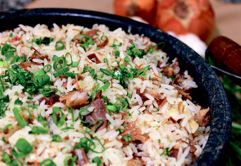 Arroz Tropeiro: um dos pratos mais tradicionais do Paraná tem história, era feito para viajantes que iam percorrer grandes percursos Arroz Tropeiro: um dos pratos mais tradicionais do Paraná tem história, era feito para viajantes que iam percorrer grandes percursos