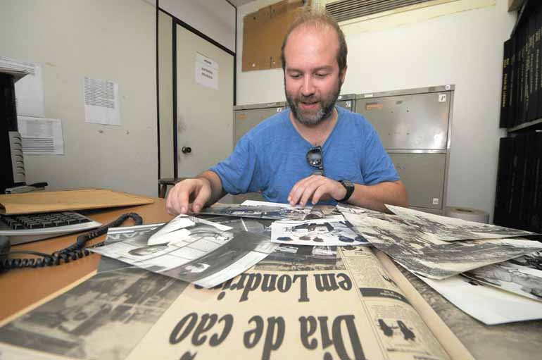 Sérgio Ranalli - Rodrigo Grota pesquisando o arquivo da Folha: Sérgio Ranalli - Rodrigo Grota pesquisando o arquivo da Folha: