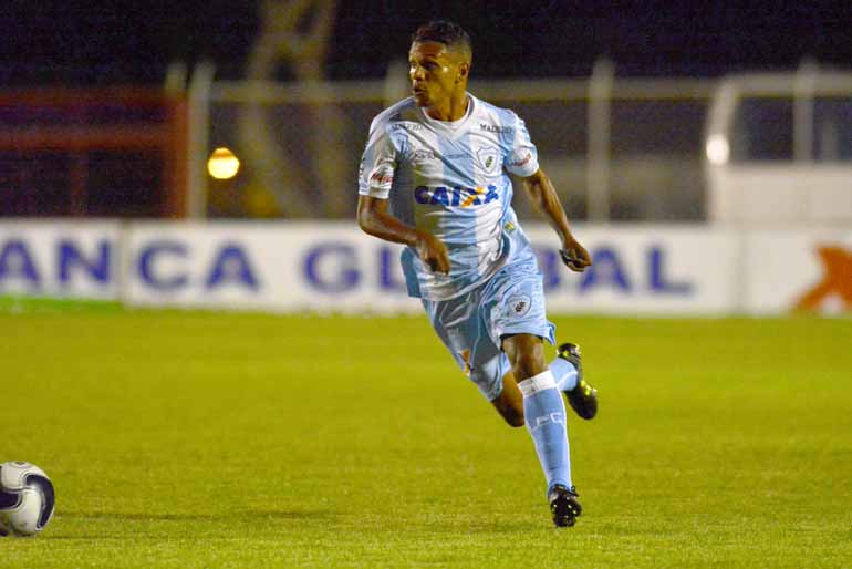 Divulgação/Londrina Esporte Clube - Fabinho foi bem ao lado de Robinho contra o Foz: Tencati quer um meio-campo mais leve e agressivo Divulgação/Londrina Esporte Clube - Fabinho foi bem ao lado de Robinho contra o Foz: Tencati quer um meio-campo mais leve e agressivo