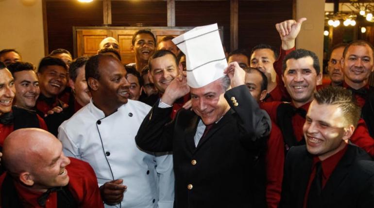 Fotos: Beto Barata/PR - Jantar com Embaixadores em uma churrascaria de Brasília. Presidente Michel Temer confraterniza com equipe de garçons Fotos: Beto Barata/PR - Jantar com Embaixadores em uma churrascaria de Brasília. Presidente Michel Temer confraterniza com equipe de garçons