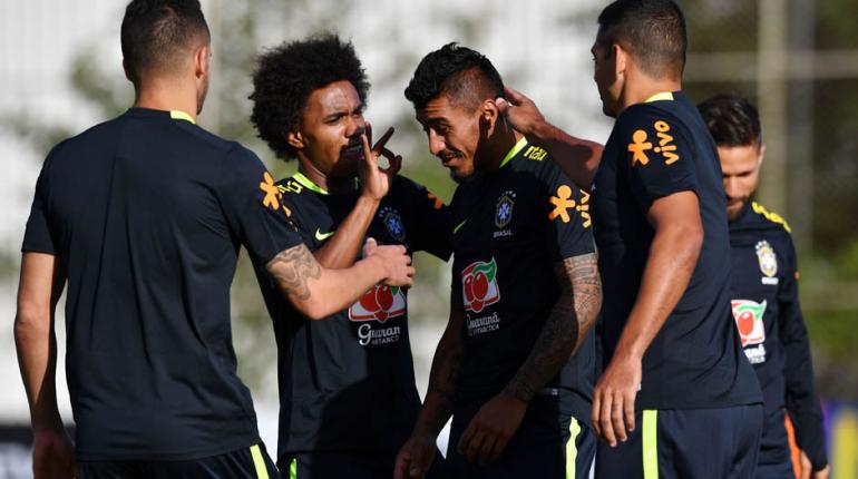 Nelson Almeida/AFP - Renato Augusto, Willian e Diego Souza tiram onda com Paulinho durante treino da seleção brasileira Nelson Almeida/AFP - Renato Augusto, Willian e Diego Souza tiram onda com Paulinho durante treino da seleção brasileira