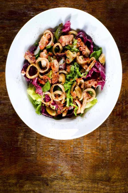 Fotos: Divulgação - Salada Copacabana: prato tem frutos do mar como polvo e lula Fotos: Divulgação - Salada Copacabana: prato tem frutos do mar como polvo e lula