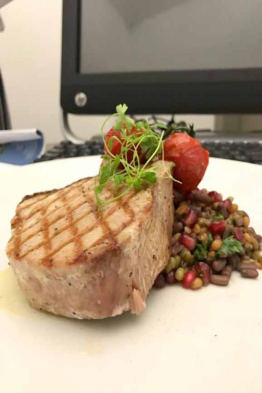 Salada Rubia: incrementada com bacalhau assado, polvo grelhado e sementes de romã apresenta uma explosão de cores e sabores Salada Rubia: incrementada com bacalhau assado, polvo grelhado e sementes de romã apresenta uma explosão de cores e sabores
