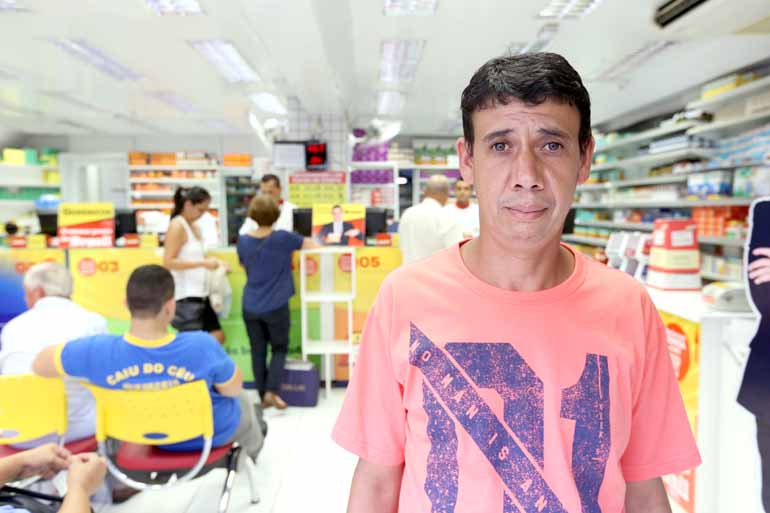 Fotos: Fábio Alcover - O carpinteiro Claudemir Justino dos Santos vai a farmácia de 10 em 10 dias