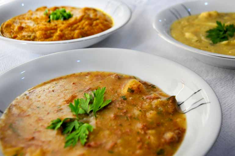 Fotos: Anderson Coelho - Caldo de mandioca com patinho – em primeiro plano – está entre os mais tradicionais, mas há outras receitas que agradam quem não dispensa uma refeição substanciosa Fotos: Anderson Coelho - Caldo de mandioca com patinho – em primeiro plano – está entre os mais tradicionais, mas há outras receitas que agradam quem não dispensa uma refeição substanciosa