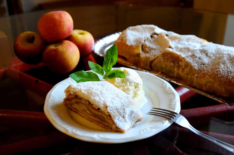 Fotos: Anderson Coelho - Apfelstrudel: torta ideal para sobremesa ou café da tarde é servida com sorvete ou chantili Fotos: Anderson Coelho - Apfelstrudel: torta ideal para sobremesa ou café da tarde é servida com sorvete ou chantili