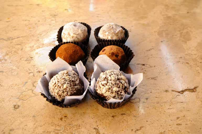 Trufas com chocolate belga: com ou sem kirch, uma delícia Trufas com chocolate belga: com ou sem kirch, uma delícia