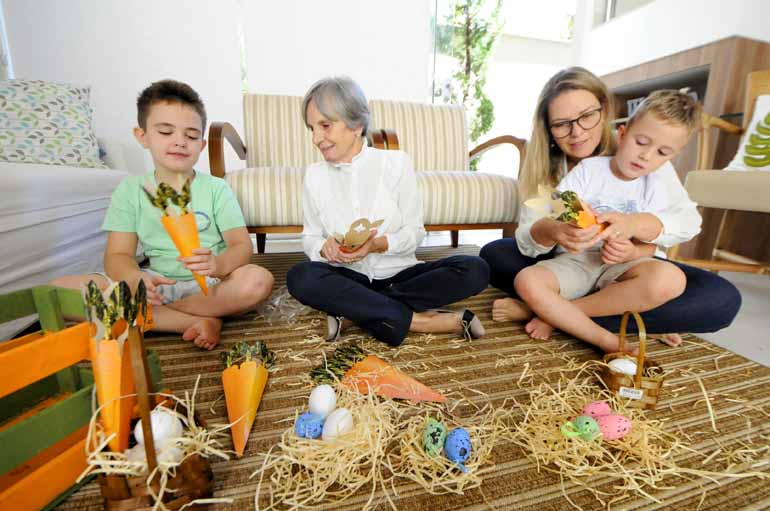 Gina Mardones - Otávio, de 8 anos, e João Vitor, de 4, preparam ninhos com a ajuda da mãe Cristiane Fontan Martin e da avó Vera Arca Giraldi: tradição que não se apaga Gina Mardones - Otávio, de 8 anos, e João Vitor, de 4, preparam ninhos com a ajuda da mãe Cristiane Fontan Martin e da avó Vera Arca Giraldi: tradição que não se apaga