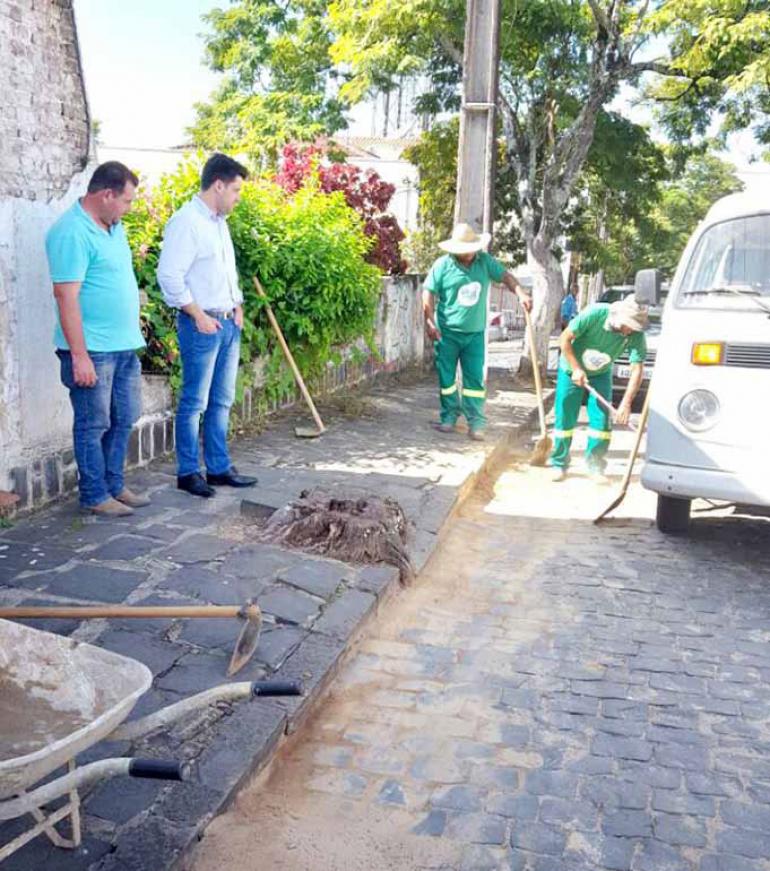 Flávio Franco/Prefeitura de Tomazina - Funcionários da prefeitura têm limpado as vias e calçadas, coletando entulho doméstico em caçambas e realizando pequenos reparos nas ruas, terrenos e praças