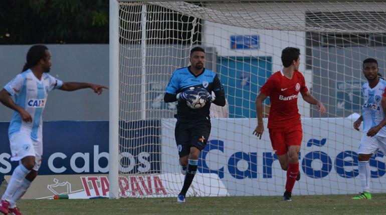 Gustavo Oliveira/ Londrina Esporte Clube - Goleiro Zé Carlos teria sido criticado pelo zagueiro Luizão: acabou em confusão! Gustavo Oliveira/ Londrina Esporte Clube - Goleiro Zé Carlos teria sido criticado pelo zagueiro Luizão: acabou em confusão!