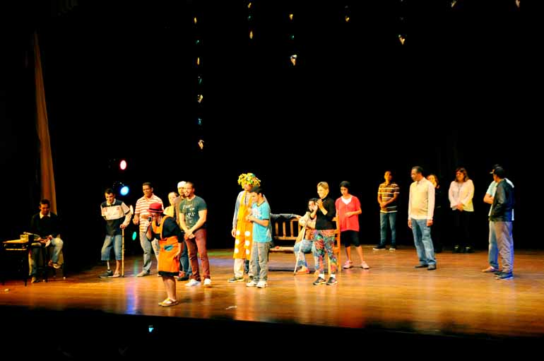 Anderson Coelho - Usuários dos Caps da região de Londrina se apresentaram no Teatro Padre José Zanelli Anderson Coelho - Usuários dos Caps da região de Londrina se apresentaram no Teatro Padre José Zanelli