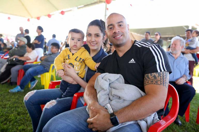 Rodrigo Gimenez e a esposa Daniela sempre comparecem à feira da cultura japonesa e este ano levaram o filho Miguel: 
