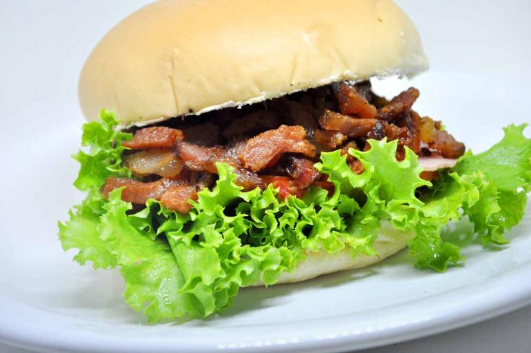 Luiz de Paula/ Divulgação - X-Bacon do Zé Lanches: sabor reconhecido pela clientela Luiz de Paula/ Divulgação - X-Bacon do Zé Lanches: sabor reconhecido pela clientela
