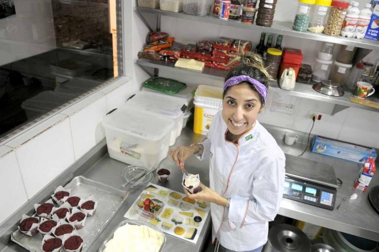 Ricardo Chicarelli - A estudante de gastronomia Larissa Salles, 22, costuma fazer cursos de férias na sua área: Ricardo Chicarelli - A estudante de gastronomia Larissa Salles, 22, costuma fazer cursos de férias na sua área: