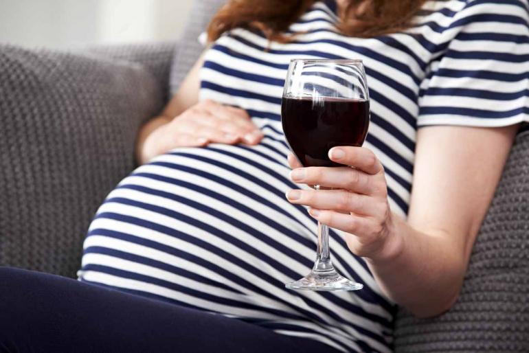 Shutterstock - Não existe dosagem mínima segura ou tipo de bebida alcoólica que não coloque o desenvolvimento do feto em risco Shutterstock - Não existe dosagem mínima segura ou tipo de bebida alcoólica que não coloque o desenvolvimento do feto em risco