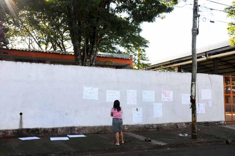 Gustavo Carneiro - Colegas do jovem colaram cartazes no muro do colégio Maria José Balzanelo Aguilera Gustavo Carneiro - Colegas do jovem colaram cartazes no muro do colégio Maria José Balzanelo Aguilera