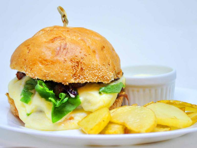 Luiz de Paula/ Divulgação - Burguer Pé-Vermelho:o sabor da carne seca com catupiry no Le Pinguê Luiz de Paula/ Divulgação - Burguer Pé-Vermelho:o sabor da carne seca com catupiry no Le Pinguê