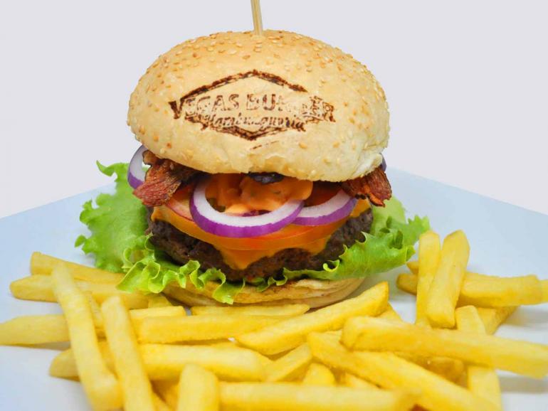 Luiz de Paula/ Divulgação - Vegas Salada Bacon: hambúrguer grelhado no char broiler deixa o lanche suculento Luiz de Paula/ Divulgação - Vegas Salada Bacon: hambúrguer grelhado no char broiler deixa o lanche suculento