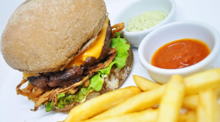 Luiz de Paula - Doutor Angus: hambúrguer feito em churrasqueira americana que garante a selagem da carne Luiz de Paula - Doutor Angus: hambúrguer feito em churrasqueira americana que garante a selagem da carne