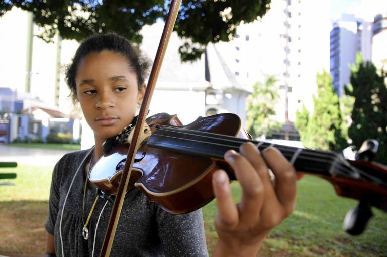 Vitória dos Anjos Silva começou a tocar violino há poucos meses Vitória dos Anjos Silva começou a tocar violino há poucos meses
