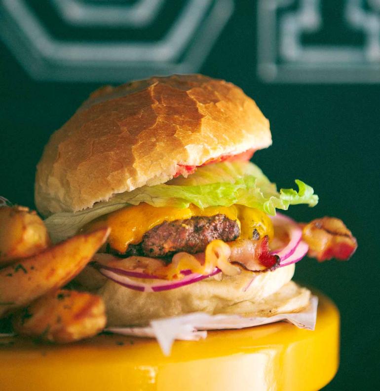 Luiz de Paula/Divulgação - Parker: pão francês assado na hora, hambúrguer artesanal, cheddar inglês, bacon de paleta, alface americana, cebola roxa, tomate e maionese de ervas Luiz de Paula/Divulgação - Parker: pão francês assado na hora, hambúrguer artesanal, cheddar inglês, bacon de paleta, alface americana, cebola roxa, tomate e maionese de ervas