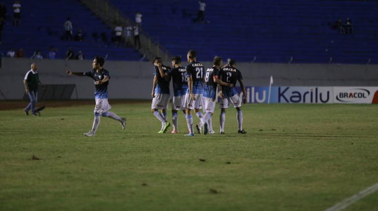 Fotos: Roberto Custódio - Torcida do LEC comemorou o empate no apagar das luzes Fotos: Roberto Custódio - Torcida do LEC comemorou o empate no apagar das luzes