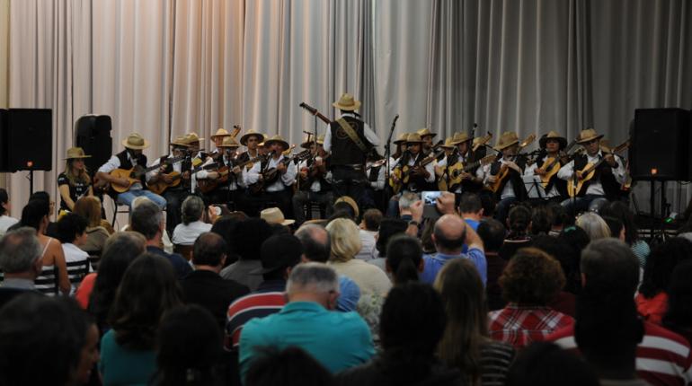 Gustavo Carneiro - População tem prestigiado as apresentações em espaços públicos Gustavo Carneiro - População tem prestigiado as apresentações em espaços públicos