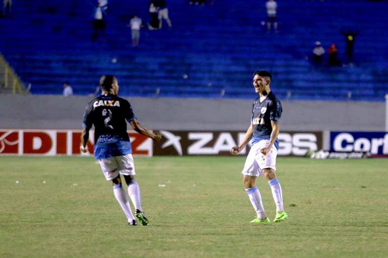 Roberto Custódio - O lateral-esquerdo Ayrton fez o gol de empate com o pé direito e evitou nova derrota no Café Roberto Custódio - O lateral-esquerdo Ayrton fez o gol de empate com o pé direito e evitou nova derrota no Café