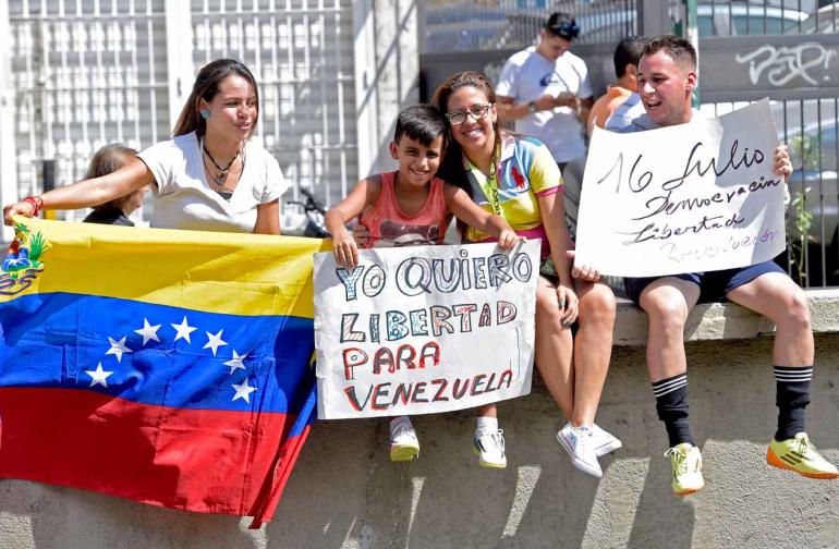 Juan Barreto/AFP - Milhares compareceram às urnas; oposição espera que Maduro convoque eleições presidenciais antes do final de seu mandato Juan Barreto/AFP - Milhares compareceram às urnas; oposição espera que Maduro convoque eleições presidenciais antes do final de seu mandato