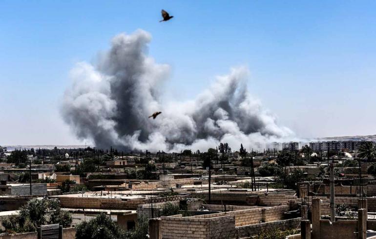 Bulent Kilic/AFP - A guerra começou há seis anos, em 15 de março de 2011; 18 mil crianças perderam a vida neste período Bulent Kilic/AFP - A guerra começou há seis anos, em 15 de março de 2011; 18 mil crianças perderam a vida neste período
