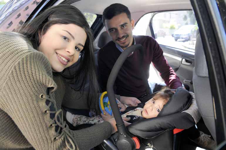 Gina Mardones - Lígia e Tonan mantêm cadeirinhas para a pequena Laura nos dois carros da família