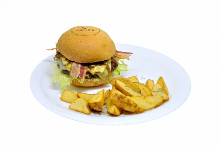 Luiz de Paula/Divulgação - Taura Béarnaise: carne de angus, coração de alface americano, maionese da casa, bacon crocante e cebola caramelada com açúcar mascavo Luiz de Paula/Divulgação - Taura Béarnaise: carne de angus, coração de alface americano, maionese da casa, bacon crocante e cebola caramelada com açúcar mascavo