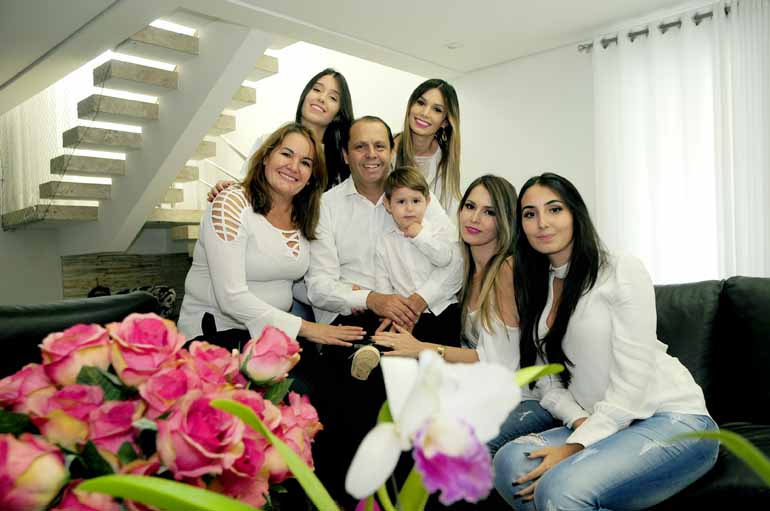 Marcos Zanutto - O imobiliarista Marcos Moura com a esposa Lourdes, o neto Luís Felipe e as filhas Bruna, Malu, Camila e Linda: carinho e superproteção. Veja vídeo utilizando a tecnologia de Realidade Aumentada Marcos Zanutto - O imobiliarista Marcos Moura com a esposa Lourdes, o neto Luís Felipe e as filhas Bruna, Malu, Camila e Linda: carinho e superproteção. Veja vídeo utilizando a tecnologia de Realidade Aumentada