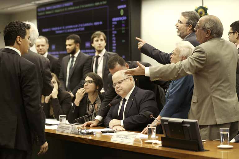 Fábio Rodrigues Pozzebom/Agência Brasil - Parlamentares discutem durante votação na Comissão Especial da Reforma Política: principal argumento dos defensores da proposta é que ela é simples de ser entendida e aplicada Fábio Rodrigues Pozzebom/Agência Brasil - Parlamentares discutem durante votação na Comissão Especial da Reforma Política: principal argumento dos defensores da proposta é que ela é simples de ser entendida e aplicada