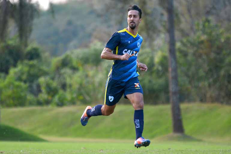 Gustavo Oliveira/Londrina Esporte Clube - Sem ritmo de jogo, Dirceu começa no banco de reservas no Beira-Rio como opção defensiva no time alviceleste Gustavo Oliveira/Londrina Esporte Clube - Sem ritmo de jogo, Dirceu começa no banco de reservas no Beira-Rio como opção defensiva no time alviceleste