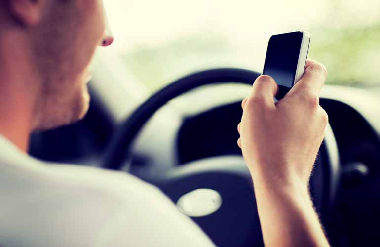 Shutterstock - O motorista que for flagrado falando ao celular ou mandando mensagens está cometendo infração gravíssima