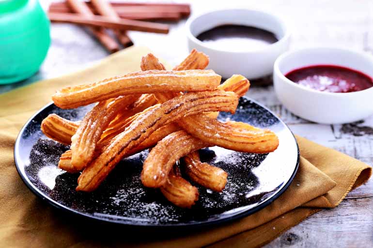 Schutterstock - Receita original espanhola, o churros envolto em açúcar e canela vai bem com caldas de chocolate ou doce de leite Schutterstock - Receita original espanhola, o churros envolto em açúcar e canela vai bem com caldas de chocolate ou doce de leite