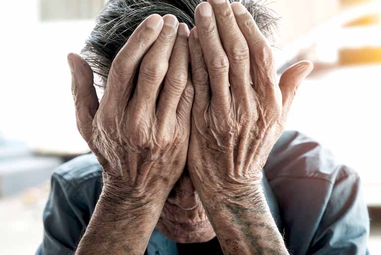 Shutterstock - Violência contra o idoso, principalmente no âmbito familiar, pode ser física, psicológica e passa também por abandono e abuso financeiro Shutterstock - Violência contra o idoso, principalmente no âmbito familiar, pode ser física, psicológica e passa também por abandono e abuso financeiro