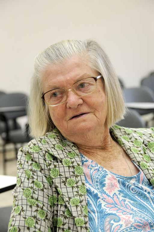 Fotos: Saulo Ohara - Viúva e sem filhos, Irma Herta Uhlmann Gerhard mora sozinha e fica assustada quando ouve histórias de violência Fotos: Saulo Ohara - Viúva e sem filhos, Irma Herta Uhlmann Gerhard mora sozinha e fica assustada quando ouve histórias de violência